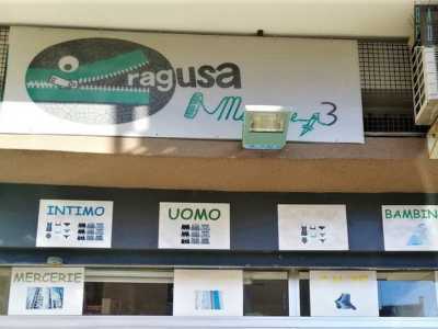 Salutiamo Santa e ci spostiamo a Poggiofranco �bassa�, dove in via Giovanni Modugno si staglia �Ragusa�, la cui insegna reca un coccodrillo la cui bocca si apre a cerniera